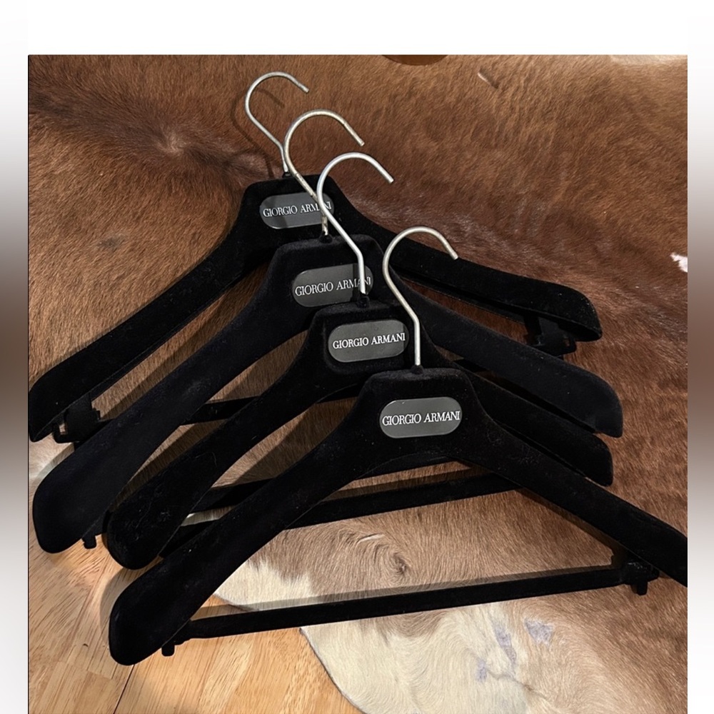 Set 4 Giorgio Armani Velvet 100% Authentic
Clothes Hanger